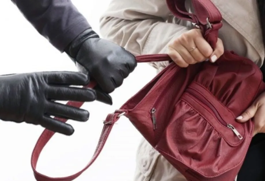 Двама мъже нападнаха и ограбиха жена в парк