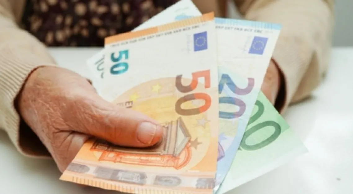 Изплащат пенсиите с два дни по-късно този месец