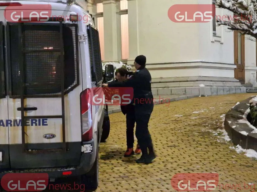 Мъж нападна полицай до Народното събрание, отцепиха района СНИМКИ