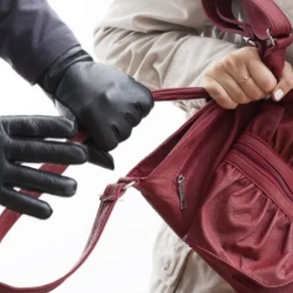 Двама мъже нападнаха и ограбиха жена в парк