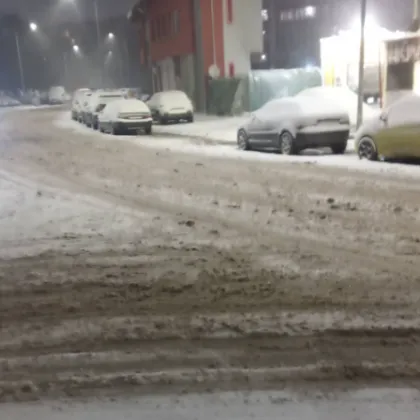 Заради леда: Водач се блъсна в спряла на светофар кола