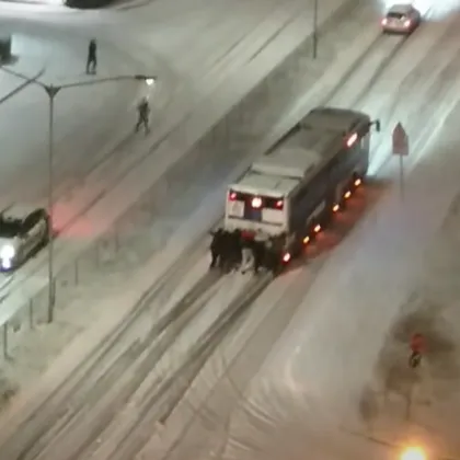 Зимата отново изненада Варна: Жители бутаха закъсал автобус СНИМКИ