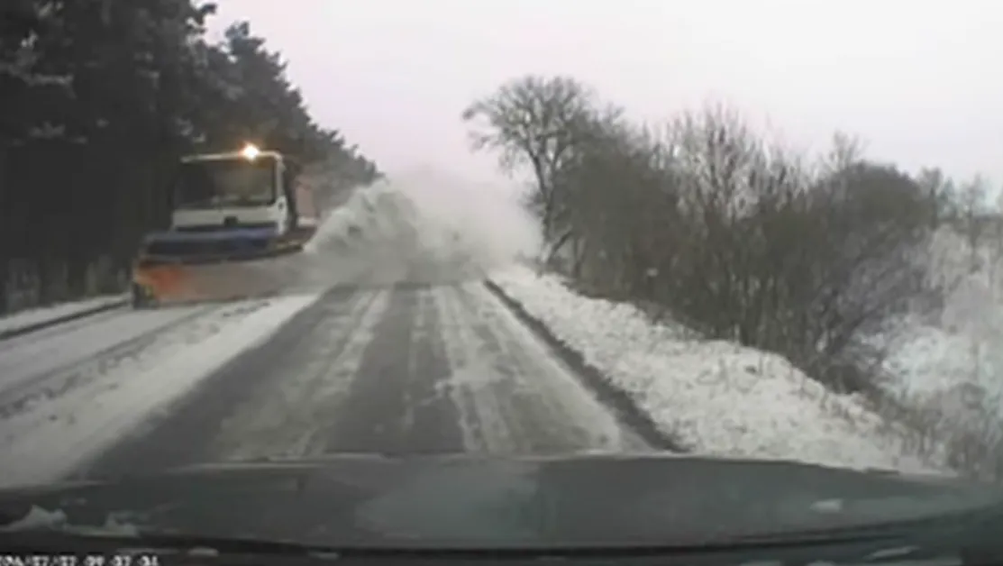 Опасна среща със снегорин: "Вълна" от сняг удари автомобил ВИДЕО