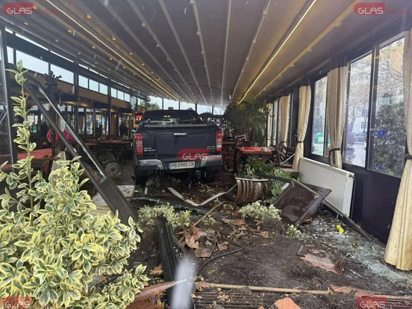 Пикапът, врязъл се в пловдивски ресторант, помита и обядващи ВИДЕО