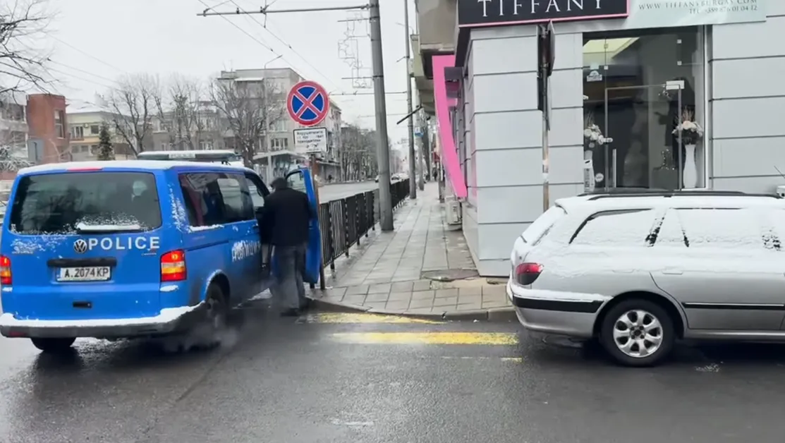 Полиция влезе в лазерното студио в Бургас, прочуло се след скандала с еротичните клипове ВИДЕО