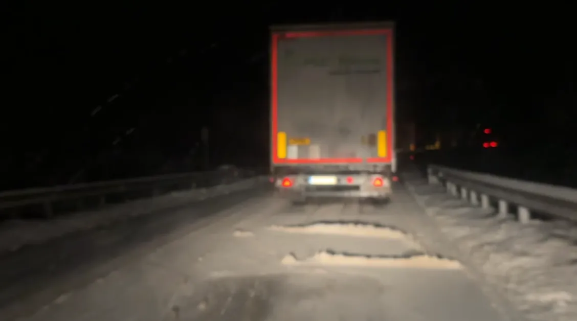 Сняг покри страната, пътнически автобус остана блокиран с часове