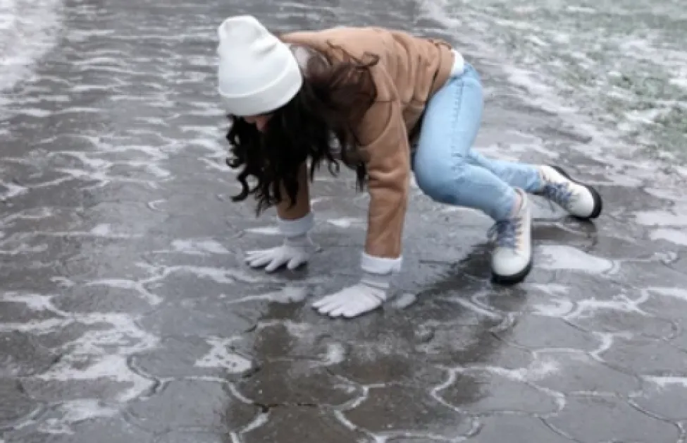 Жена се строполи на заледен тротоар в центъра на София