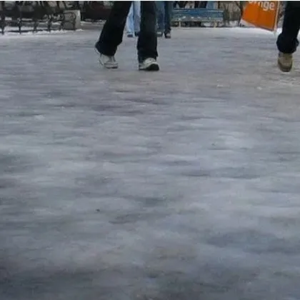 Мъж падна на заледен тротоар пред блок в &bdquo;Надежда"