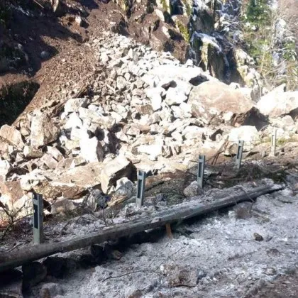 Огромно свлачище блокира път в Родопите, въведен е обход СНИМКИ