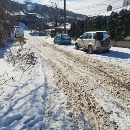 "Падаш и за нула време стигаш по склона": Русенка откри предимството на непочистени улици