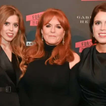 Сара Фъргюсън уреждала срещи между дъщерите си и Епстийн