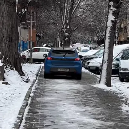 Водач на лек автомобил беше заснет да се движи по