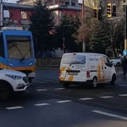 Лек инцидент между трамвай и лек автомобил е станал в