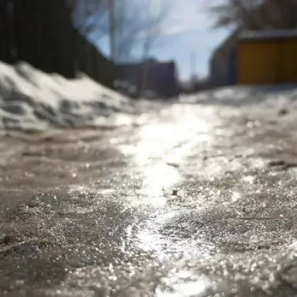 Жена пострада на заледена спирка в София