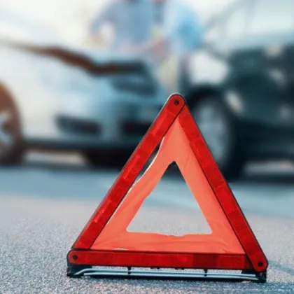 В ранните часове днес лек автомобил и такси се удариха