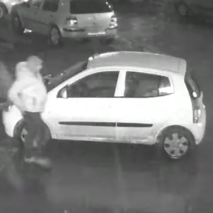 Видео показва мъж който издирва отключени автомобили късно вечер Записаната