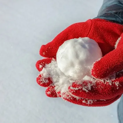 Мъж ритна в лицето 13-годишен младеж заради игра със снежни топки