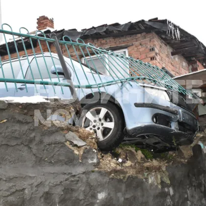 Паркиран автомобил потеглил сам и се заби в ограда в Хасково