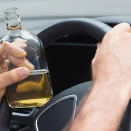 Пиян и без книжка: 20-годишен удари паркирана кола и избяга