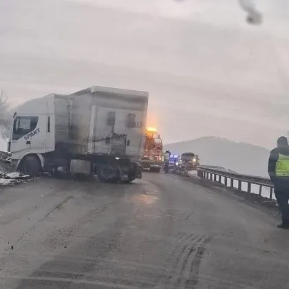 Поредният &bdquo;каскадьор": Тежкотоварен камион затапи пътя Ботевград &ndash; Мездра