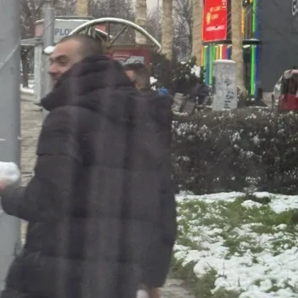 Снежни игри на улицата: мъж хвърля снежни топки по преминаващи автобуси СНИМКИ