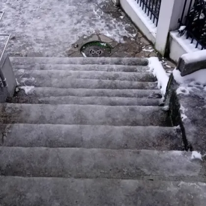 Заледени стълби и тротоари в централна част на Велико Търново