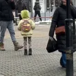 &bdquo;Социалните работят ли?" Малко дете е оставено да проси в студа в Асеновград
