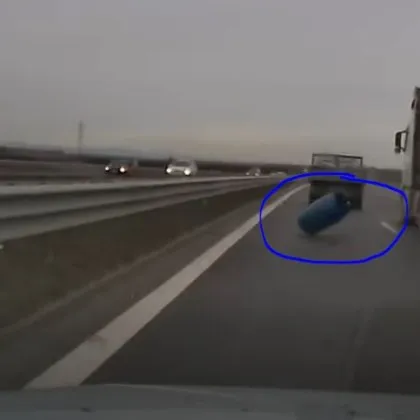 Безумие край София: Бидон полетя към кола ВИДЕО