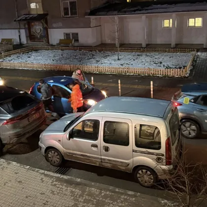 Хаос край столично училище: Родители блокират улица, качват коли на тротоара