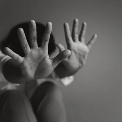 В продължение на месеци 14 годишната Анелия мълчи Влиза в стаята