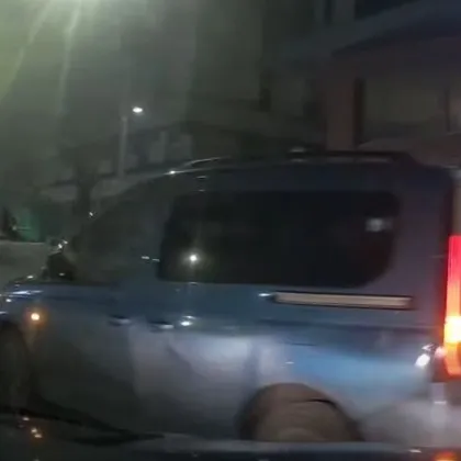 Свада на пътя: Шофьор спря в кръгово, излезе от колата си ВИДЕО