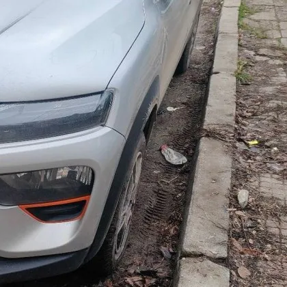 Два пъти за три дни: Срязаха на няколко пъти гумите на колата на столичанка СНИМКА