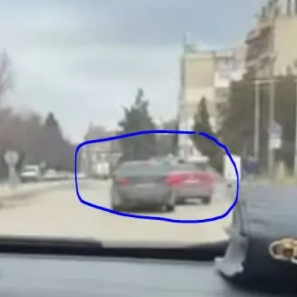 Кола криволичи по улица в София, заби се в друг автомобил ВИДЕО