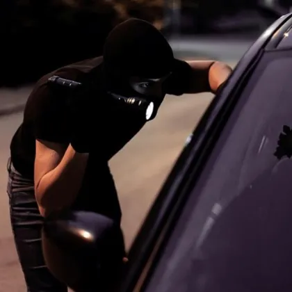 Крадец отвори автомобил и взе портмоне, докато дете чакало вътре