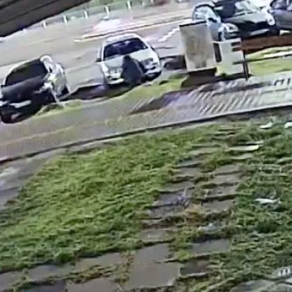 На осветен паркинг: Мъж свали номерата на колата на столичанка ВИДЕО