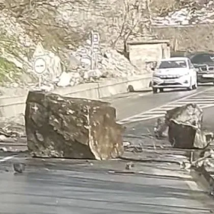 Скална маса блокира ключов път в Пазарджишко Скалите са паднали на