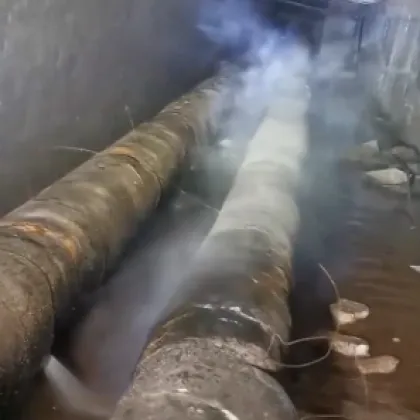 Тръба на &bdquo;Топлофикация" наводнява мазе на жилищен блок