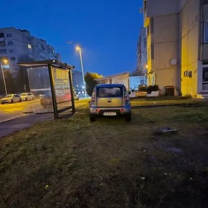 Нагло паркиране върху зелена площ предизвика поредната вълна от иронични