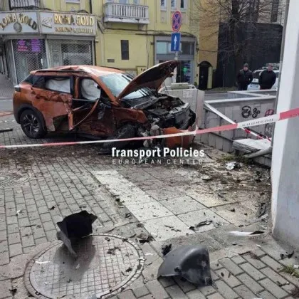 Нови снимки показват тежката катастрофа с двама пострадали която стана