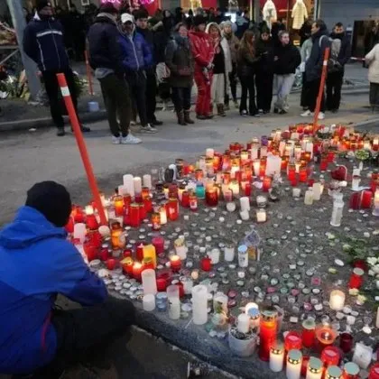 Мемориалът издигнат в памет на жертвите на смъртоносния новогодишен пожар