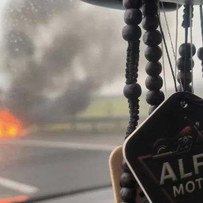 Автомобил се запали на АМ "Тракия" ВИДЕО