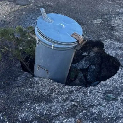 Кратер зейна на родна улица, обезопасиха с.... кофа СНИМКИ