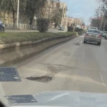 Разбит асфалт дълбоки дупки и опасни неравности по едни от