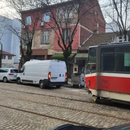 Бял бус с лекота успя да подчини столичен трамвай и