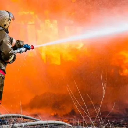 Девет души, сред които и огнеборец, пострадаха при пожар в Москва