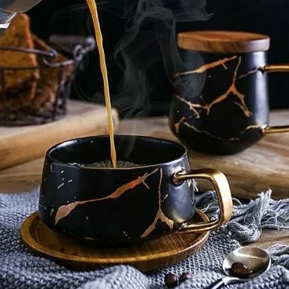 Хората които редовно пият кафе или чай с кофеин може