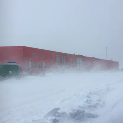 Тридесет и четвъртата българска антарктическа експедиция е ударена от най силната