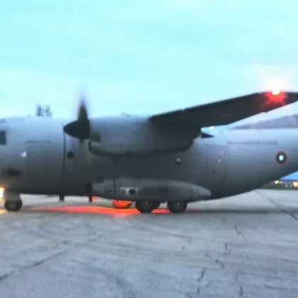 Дежурен екипаж на самолет C 27J Spartan от състава на 16 та авиационна база Враждебна осигури