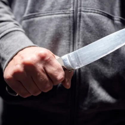 Жестоко насилие в София: Мъж би, души и наръга партньорката си