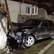 Пиян тийнейджър събори стълб и стена с колата на баща си